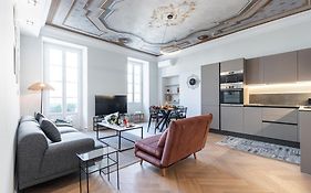 Philibert - Traditional Apart With Historical Fresco
